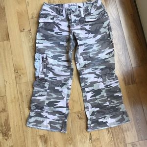 Camouflage crop pants with embroidery